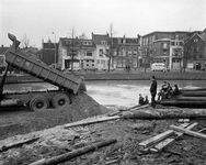 851608 Afbeelding van de start van het storten van zand voor de demping van de Stadsbuitengracht ter hoogte van het ...